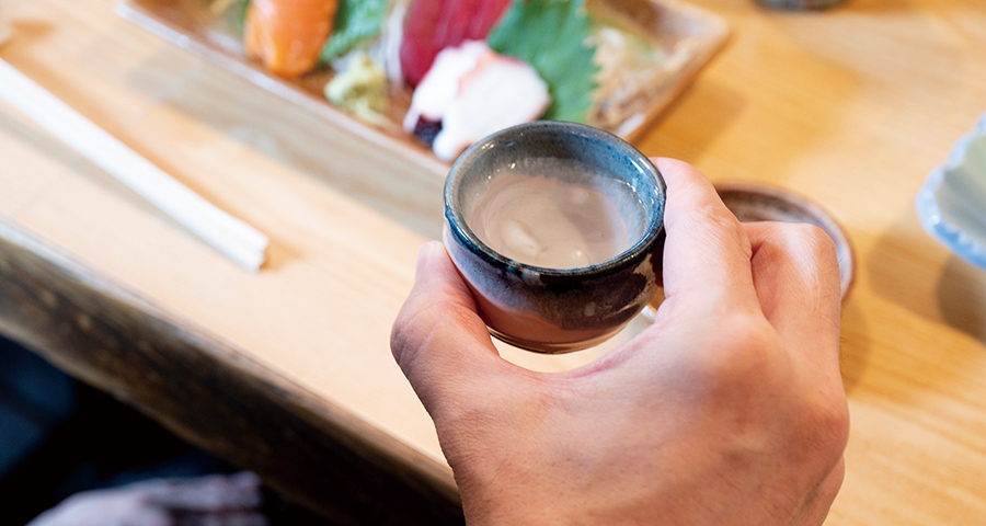 末広通りで賑わう居酒屋の店内