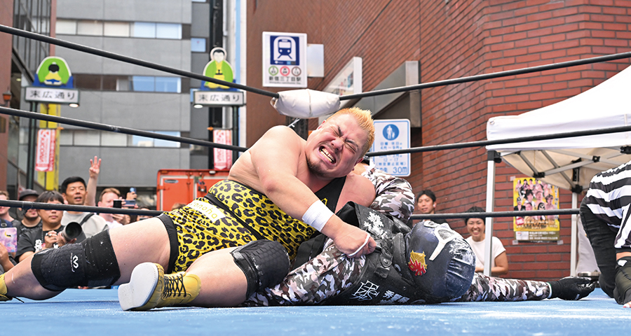 商店街で行われるプロレスの試合風景